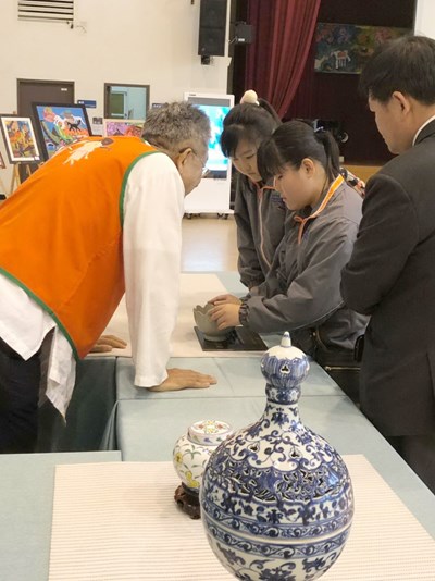 故宮複製文物到台中　身障童觸摸體驗